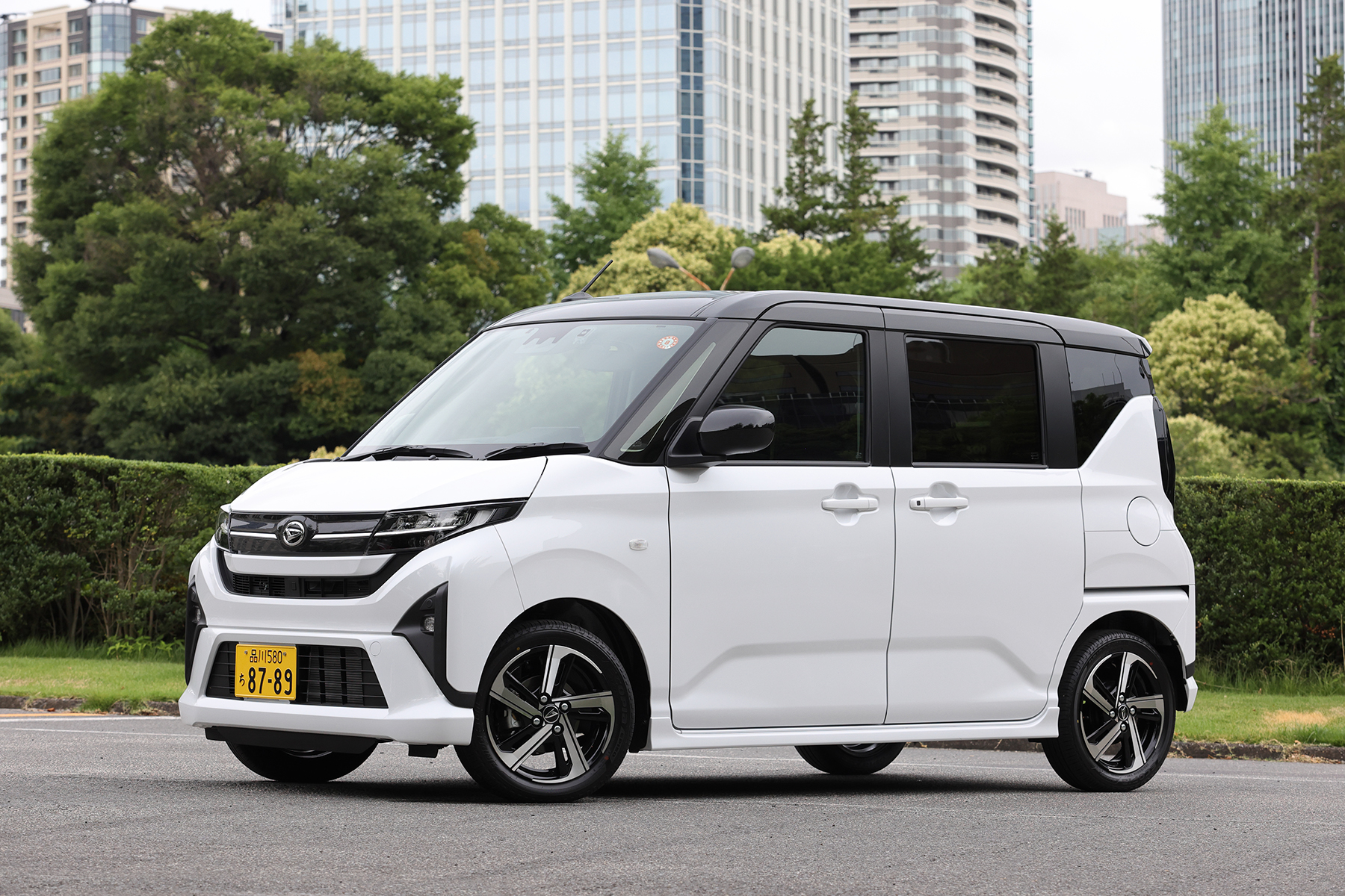 新型ダイハツムーヴのターボモデル"RS"のフロントスタイリング