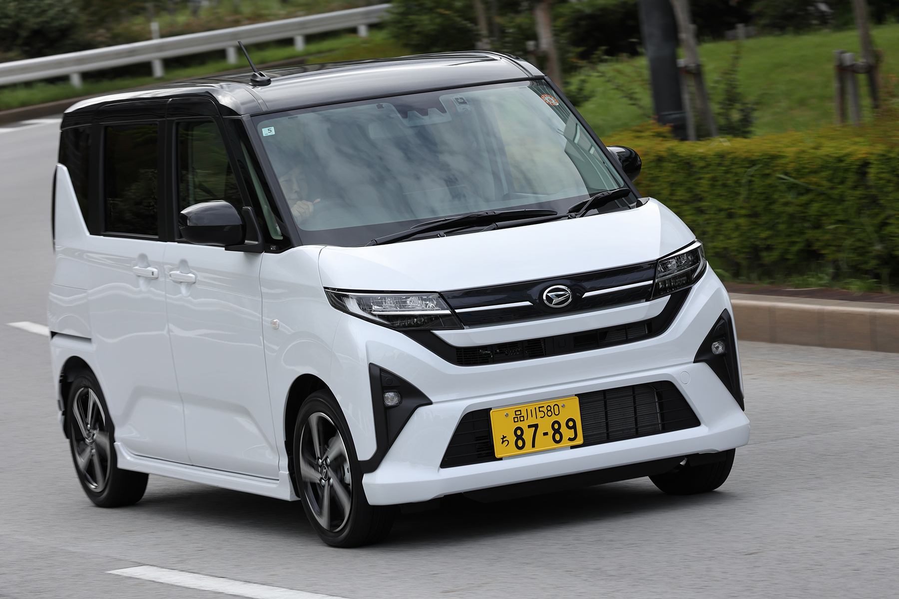 新型ダイハツムーヴRSの走行シーン