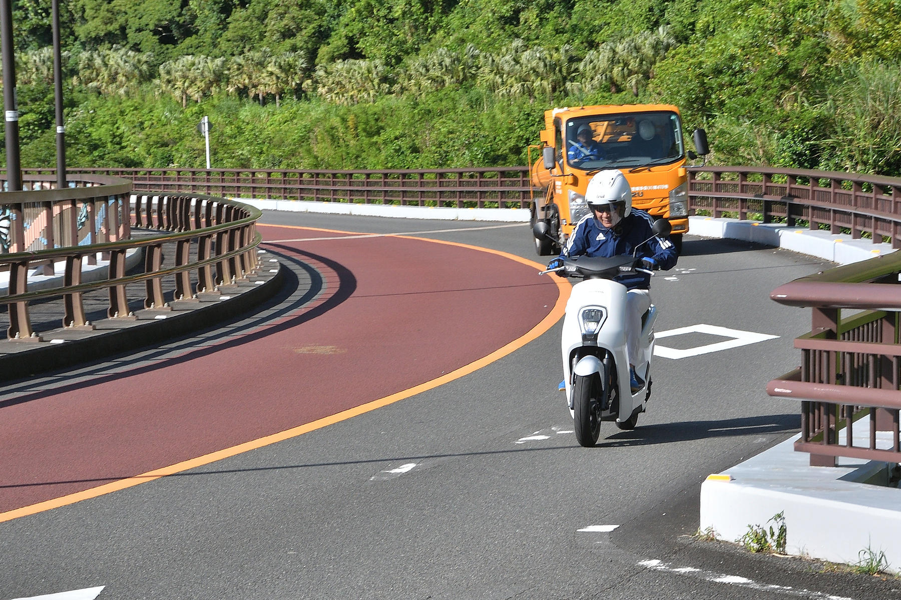 電気スクーターのEM1 e:で走行する桂さん