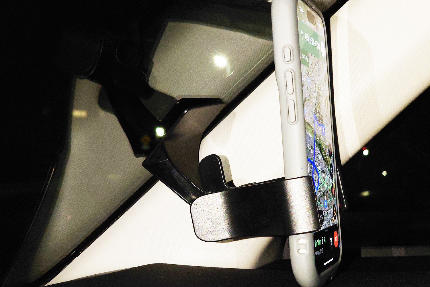 窓に貼ったスマホホルダーのイメージ