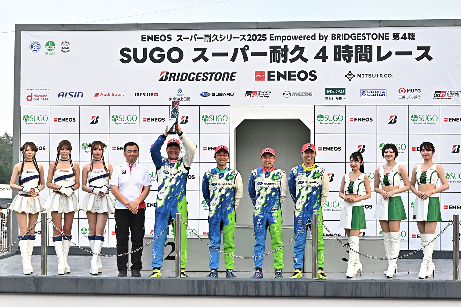 表彰台に上がるスバルチーム