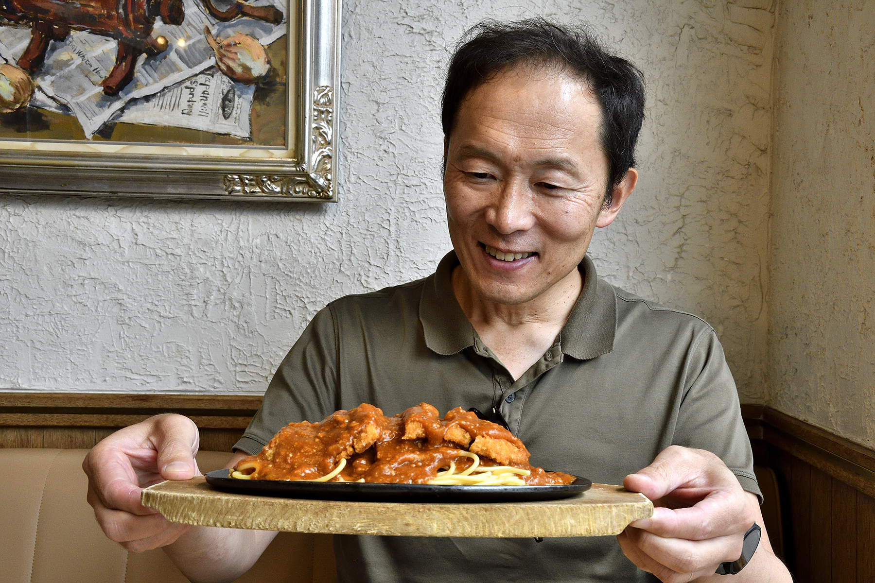 スパカツを手にする南陽一浩さん