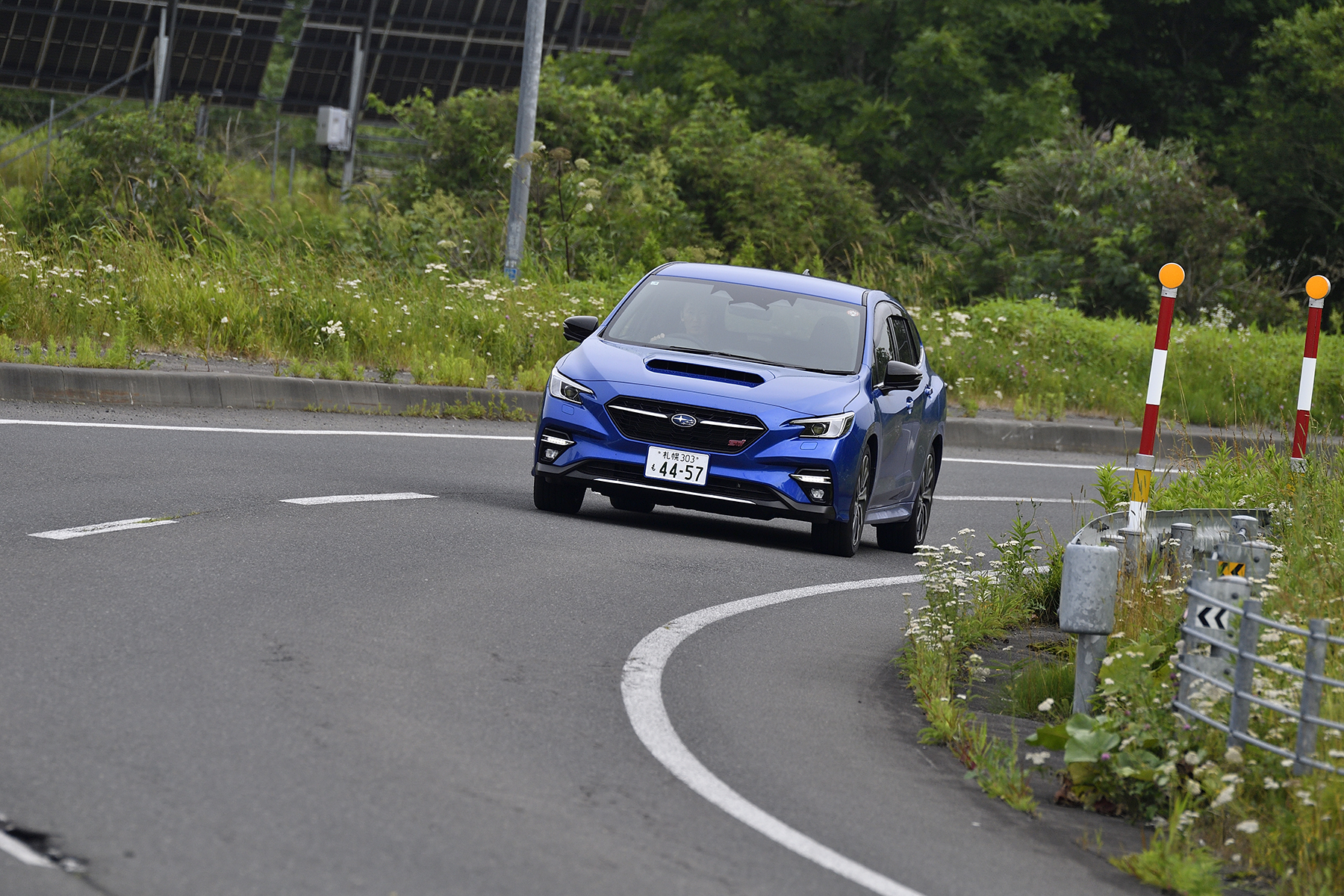 コーナーに差しかかるレヴォーグ