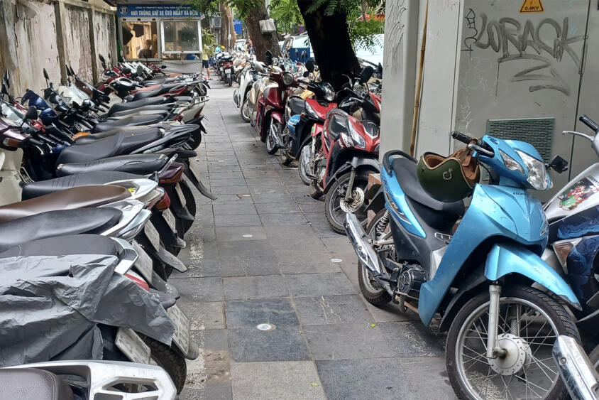 バイクも４輪も駐車して激狭！　突如道がなくなってどこ歩けばいいの？　ベトナムの歩道がアジアあるあるのカオスだった