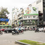 【画像】信号があっても信用したら終わり！　アジアの道路横断はガチで命がけだった 〜 画像1