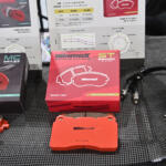 【画像】シミュレーターでブレーキパッドのフィーリングが試せる!?　老舗ブランドWinmaXブースが走り好きは必見のブース【AMA2025】 〜 画像7