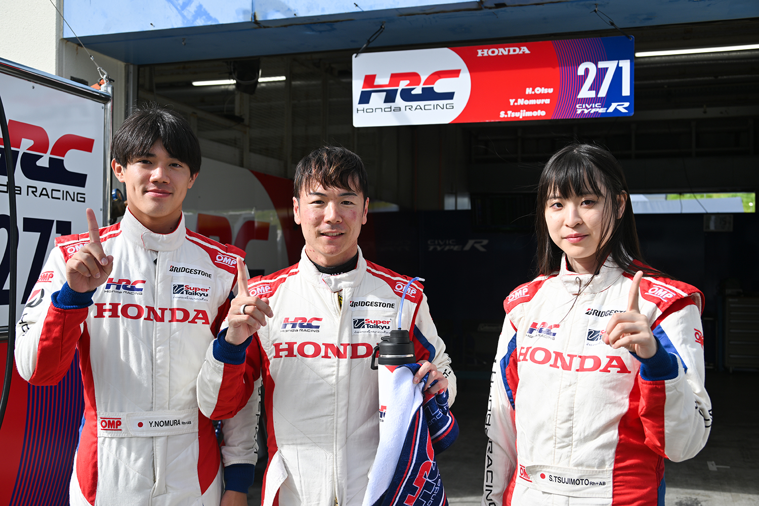 CIVIC TYPE R HRC Conceptのドライバーの大津弘樹選手（中央）と野村勇斗選手（左）と辻本始温選手（右） 〜 画像8