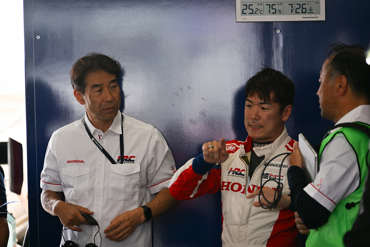 国内四輪レース運営の責任者であるHRC開発部運営室の桒田哲宏室長（左） 〜 画像26