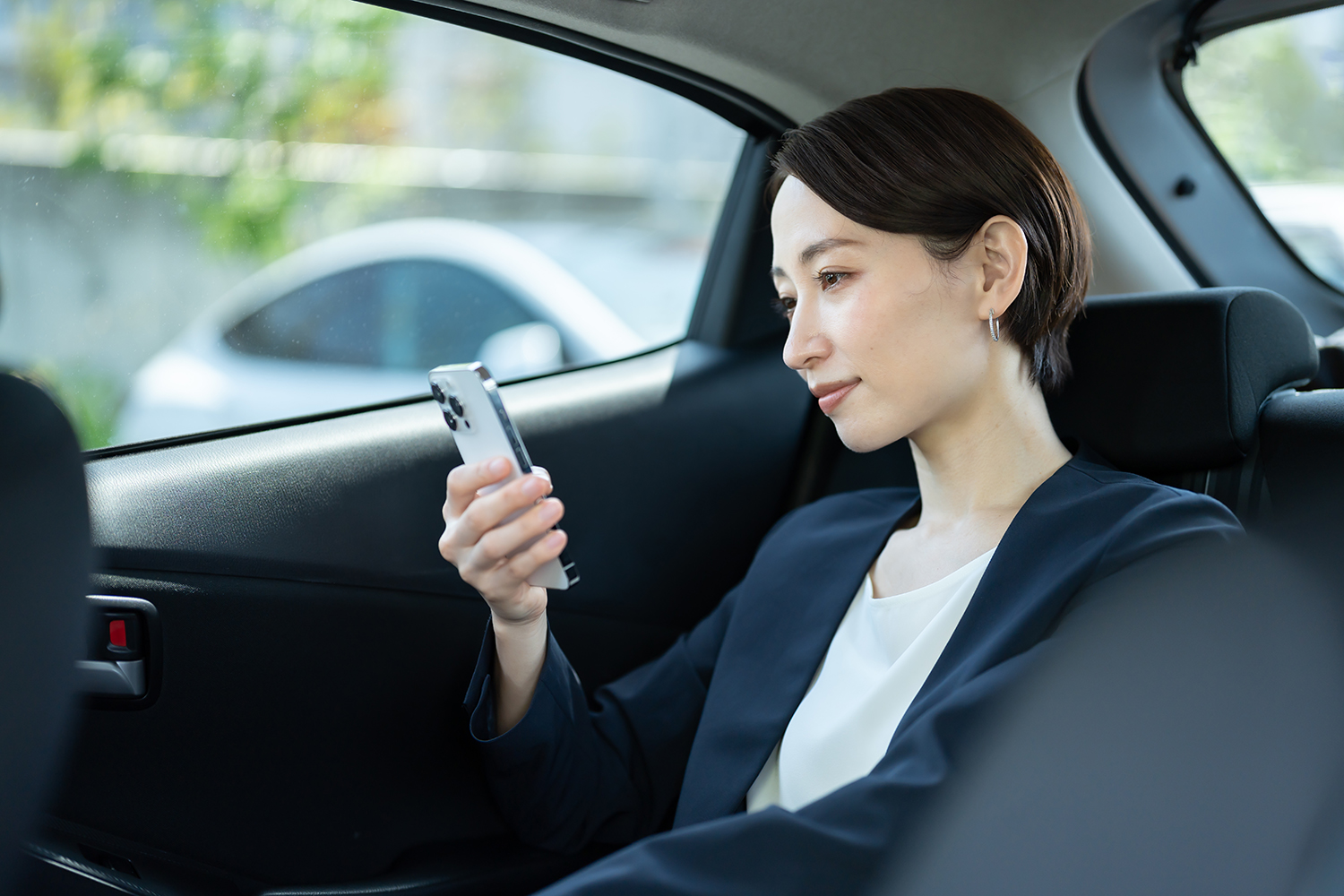 スマホ決済をする女性