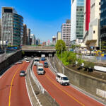 【画像】最近道路がカラフルだけどどうした？　アルファルトの「カラー舗装」の色と意味 〜 画像1