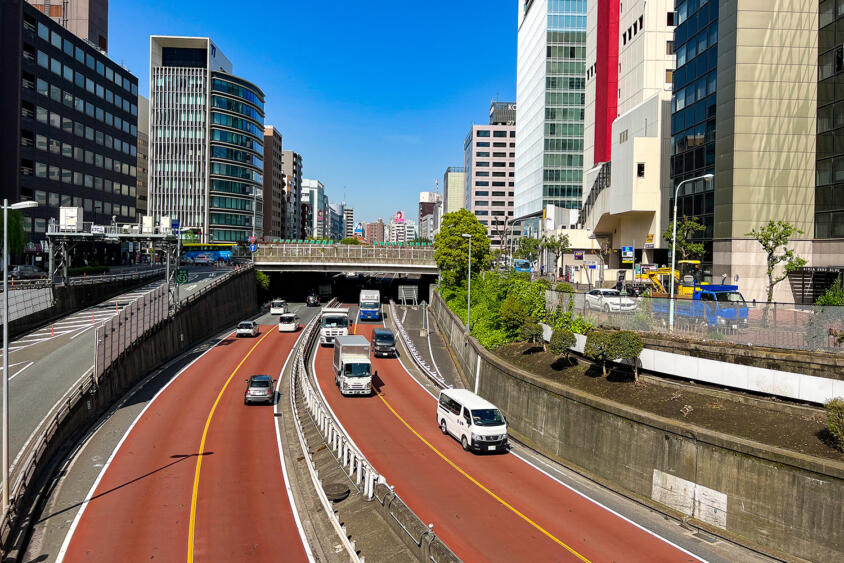 最近道路がカラフルだけどどうした？　アルファルトの「カラー舗装」の色と意味