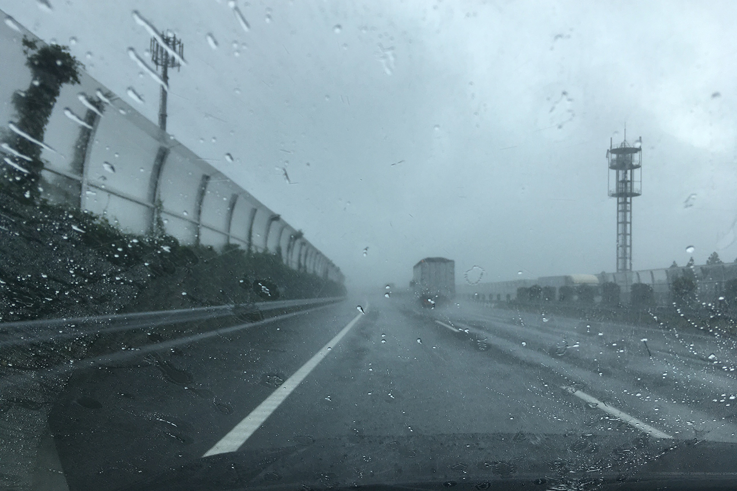 雨の日の高速道路