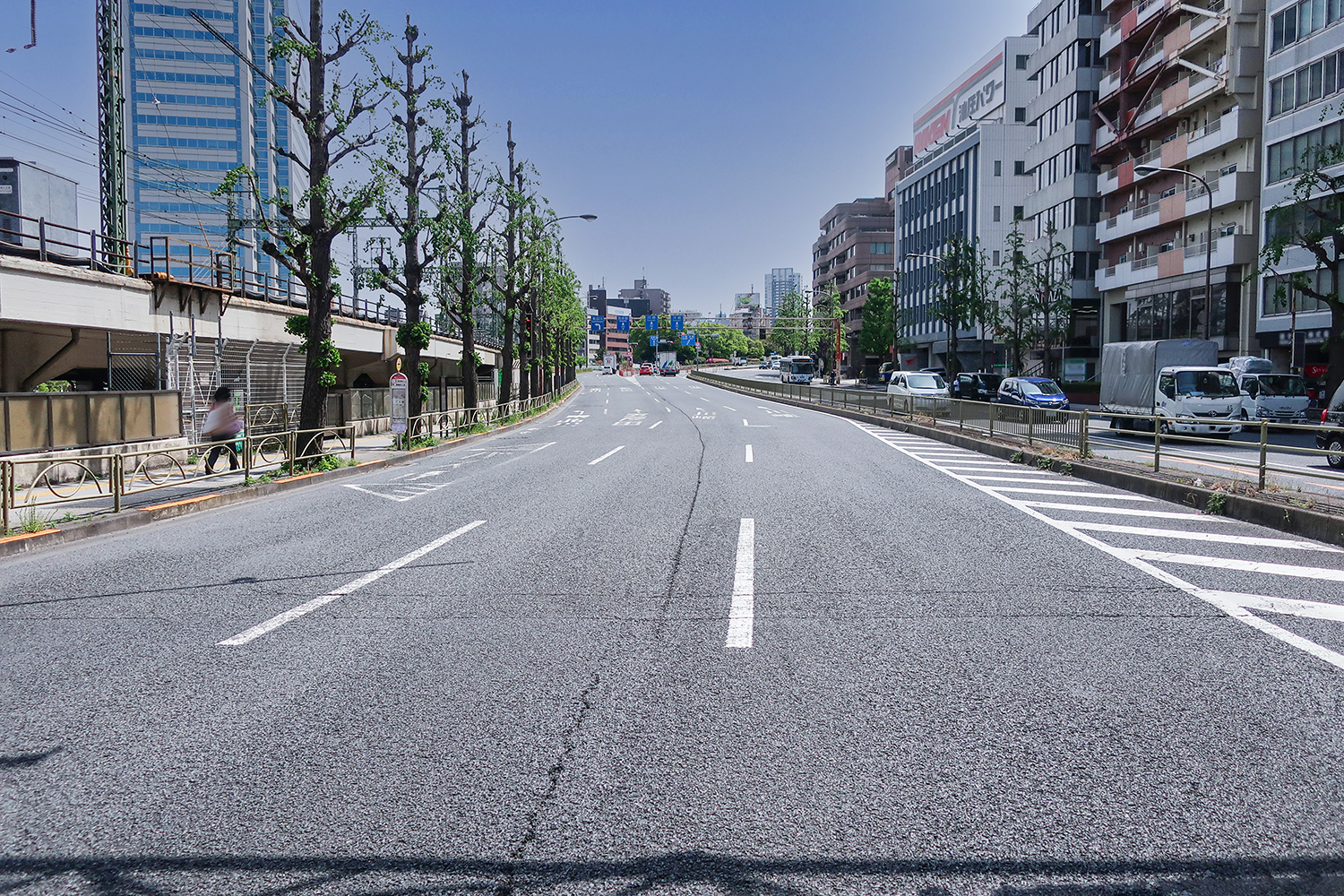 水はけの良いアスファルトの道路