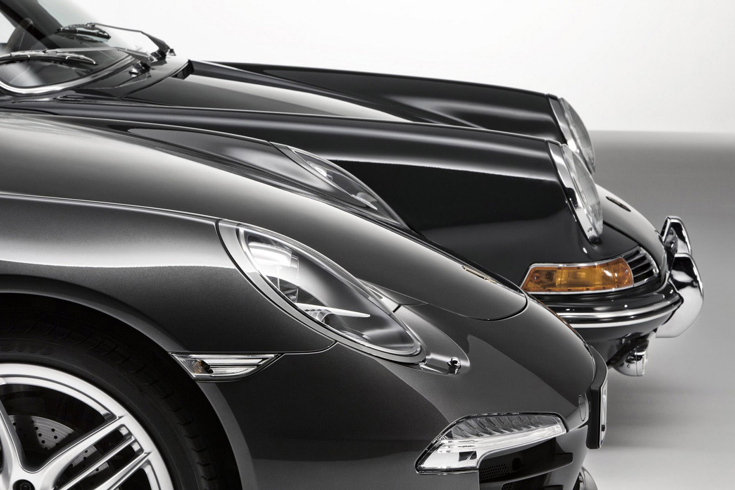 初代ポルシェ911と991型ポルシェ911のフロントエンド