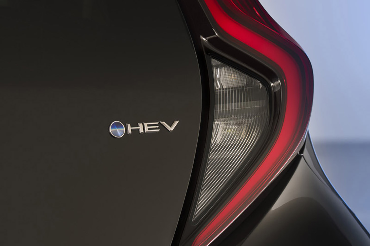 トヨタ・アイゴXハイブリッドのHEVエンブレム