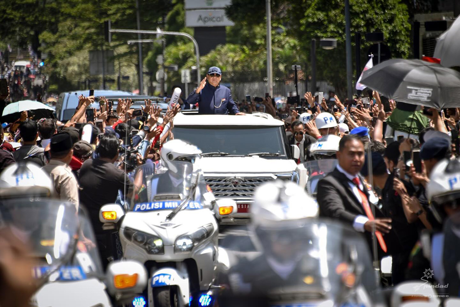 PTピンダッド・マウンの大統領公用車でパレードするインドネシア大統領