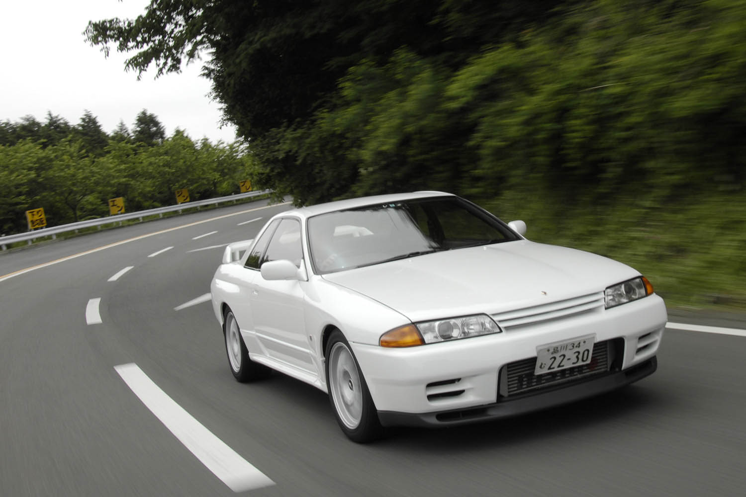 日産スカイラインGT-Rの走行シーン