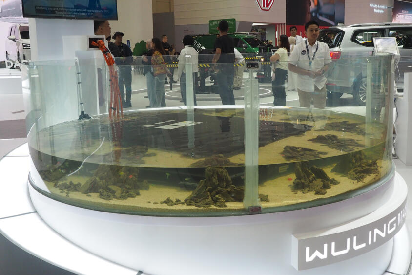 EVのバッテリーを金魚が泳ぐ水槽にドボン！　中国の自動車メーカーのモーターショーあるある