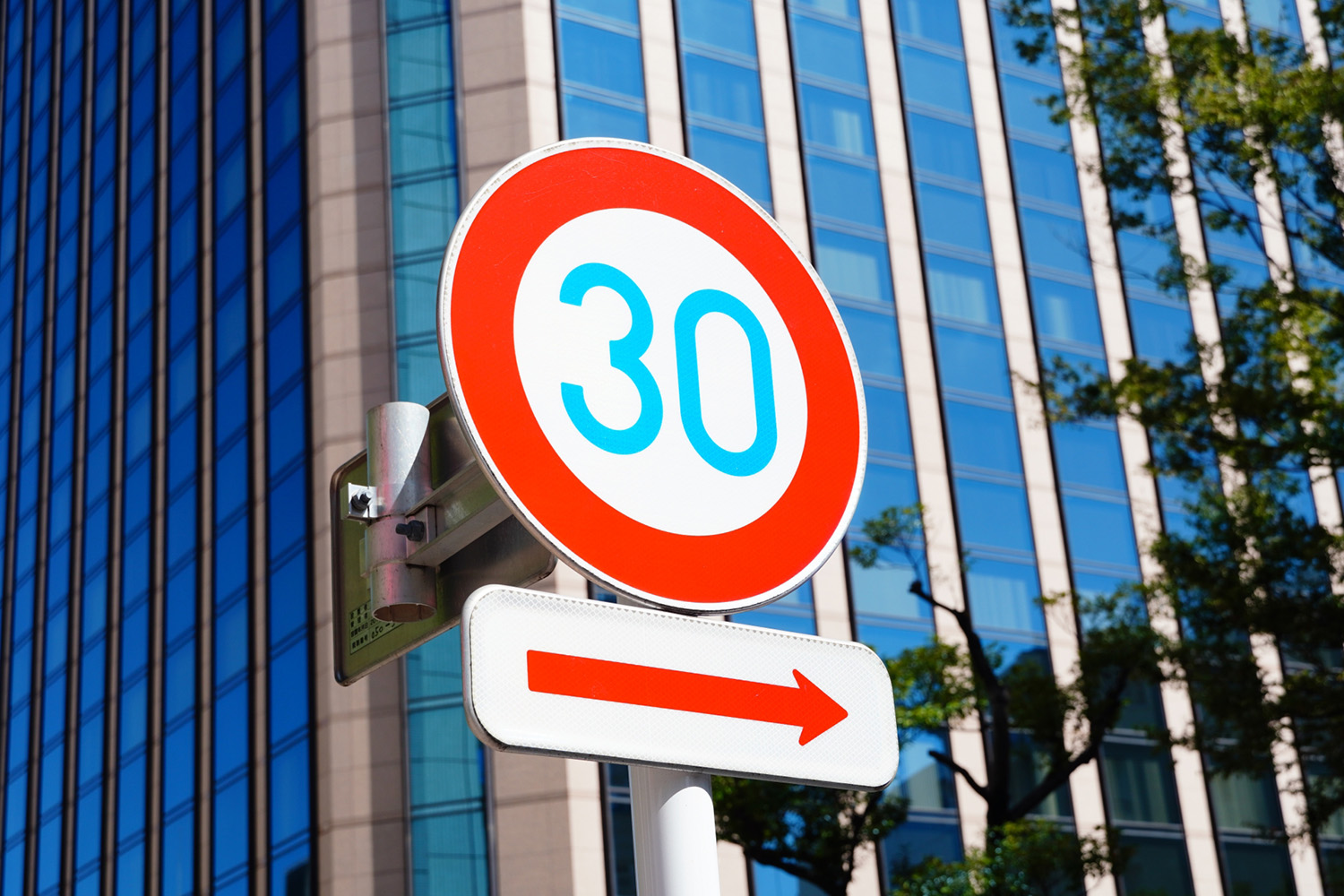 制限速度30km/hの標識