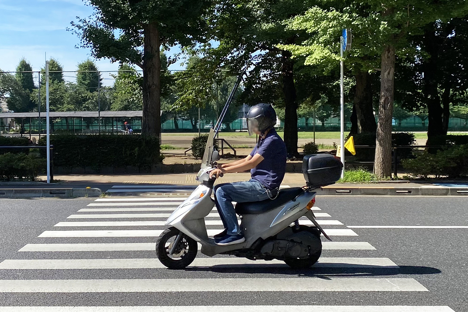 道路を走行する原動機付自転車