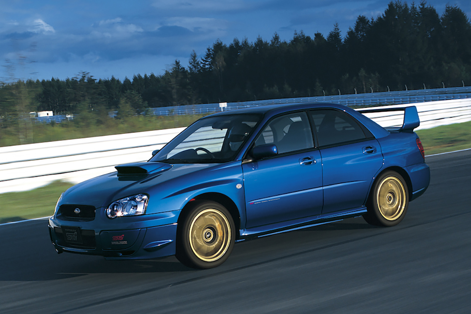 スバル・インプレッサWRXの走行シーン