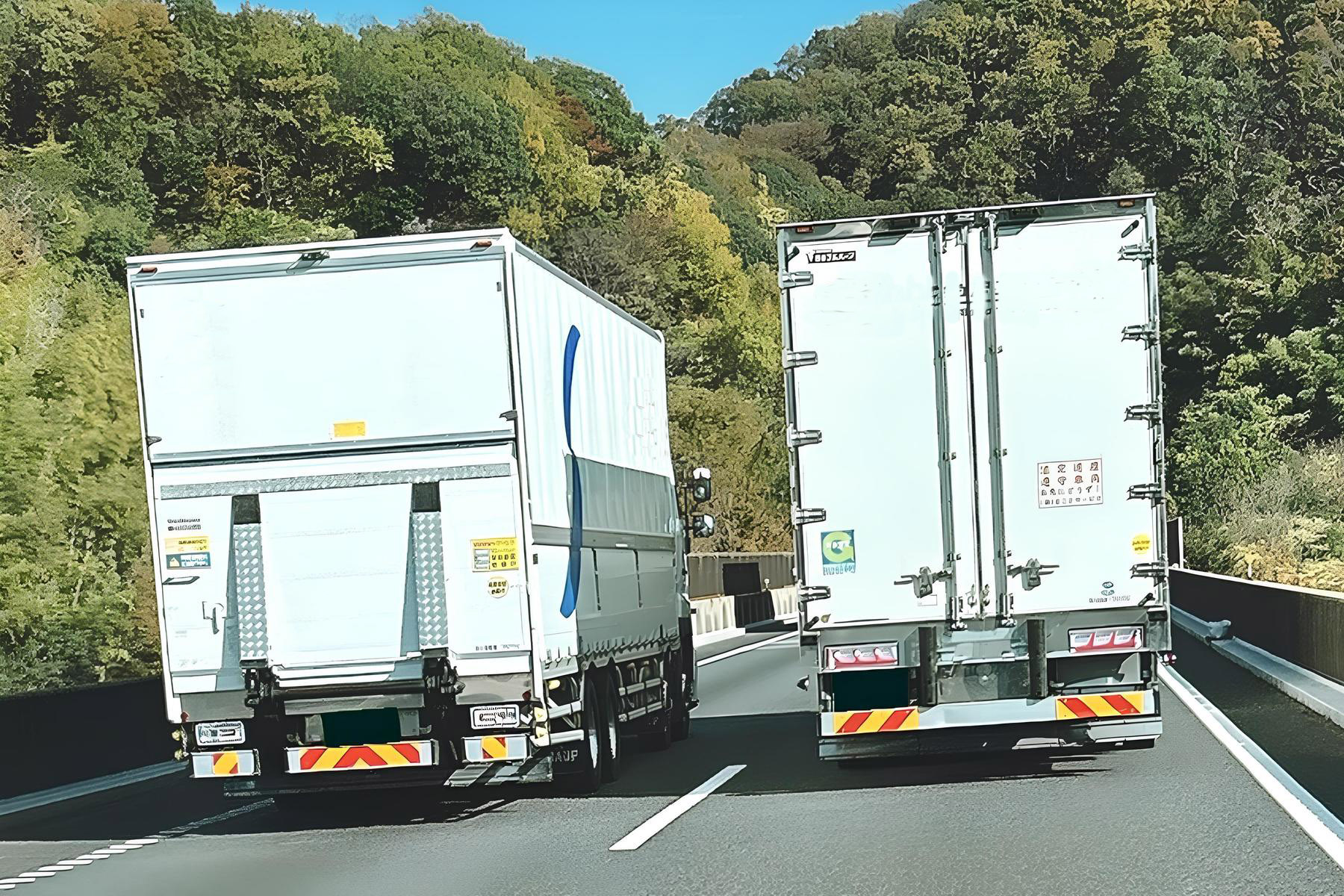 高速道路を走行中のトラック