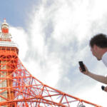 【画像】ボロッボロのプジョーでフランスから東京まで自走だと!?　プジョー104で東京タワーにやってきた男を直撃取材した!! 〜 画像3