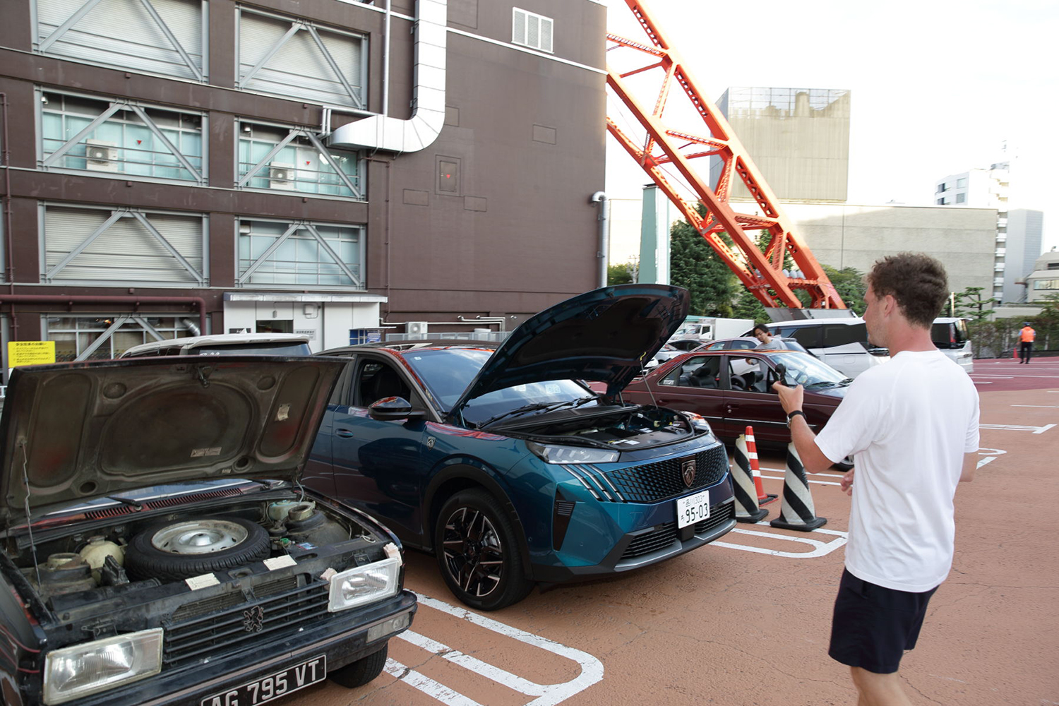 新型プジョー3008に興味津々のルナンさん 〜 画像5