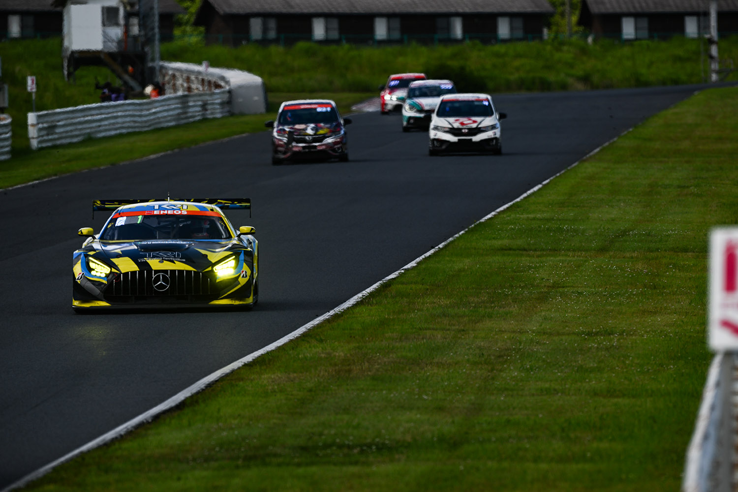 他クラスと混走するTKRI松永建設AMG GT3 〜 画像10