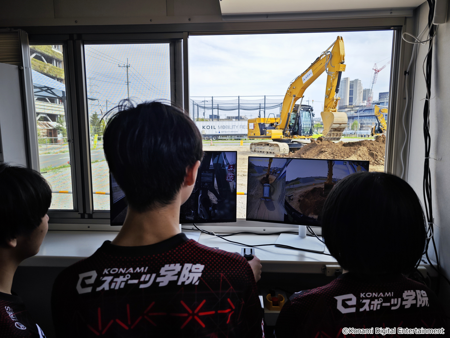 「KONAMI eスポーツ学院」の生徒による建機のオペレーション