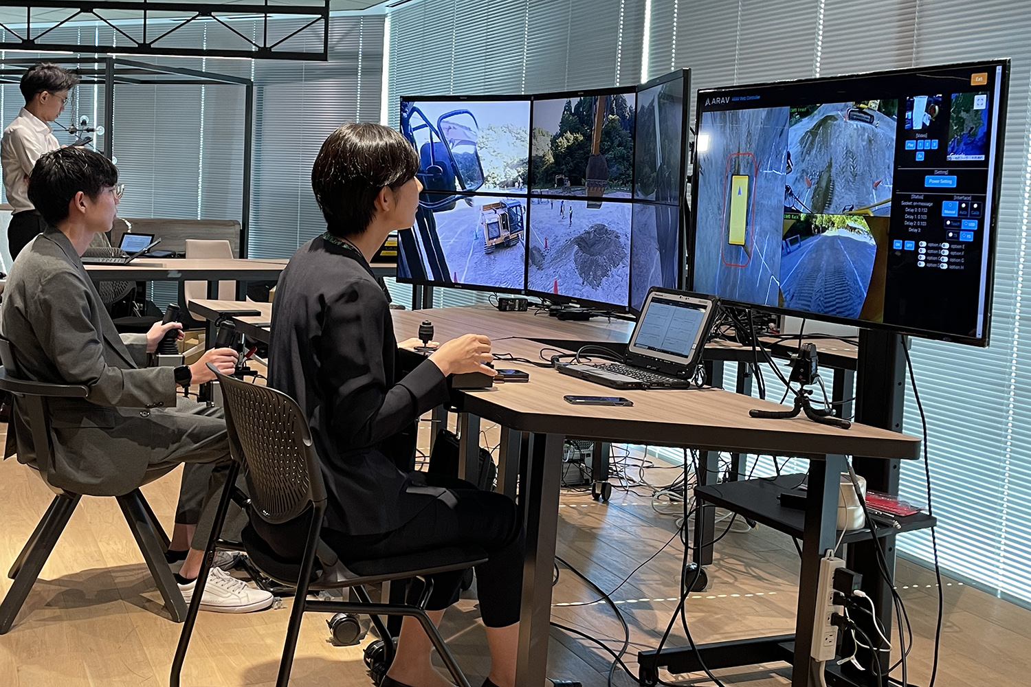 「e建機チャレンジ大会」の試合中のシーン