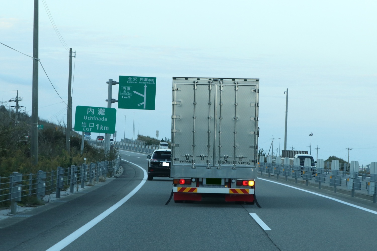 高速道路を走行中のトラック