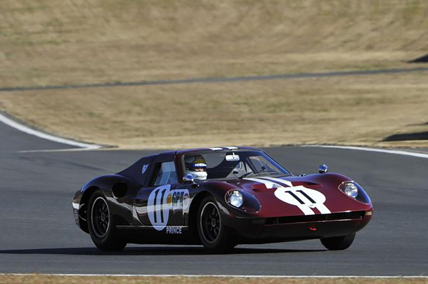 走行する日産R380