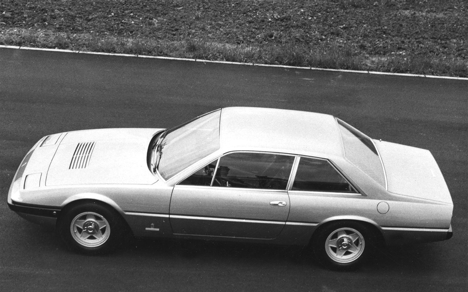 フェラーリ365 GT/4 2+2のサイドビュー