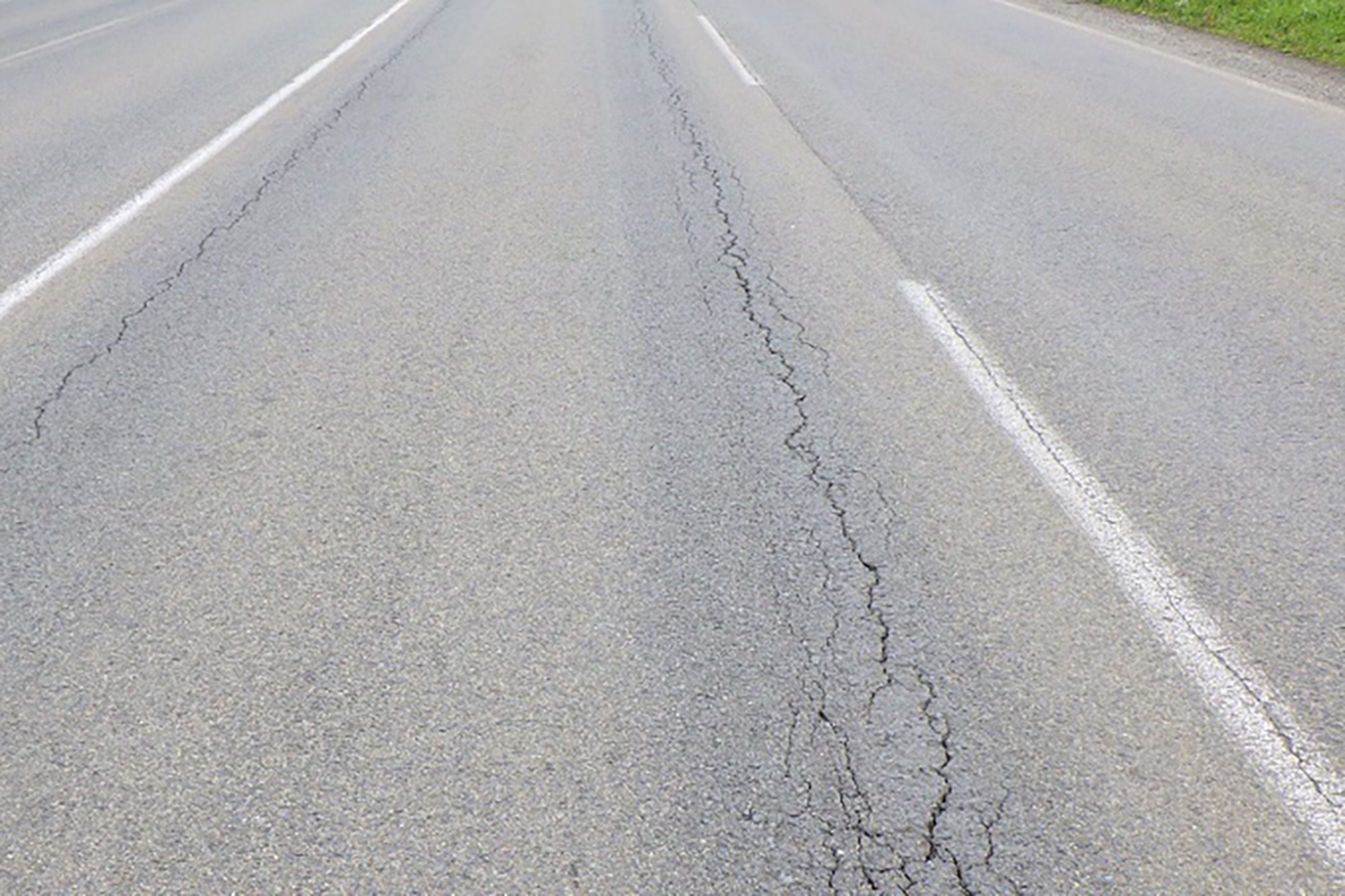 アスファルトとコンクリート、ふたつの道路舗装のちがい
