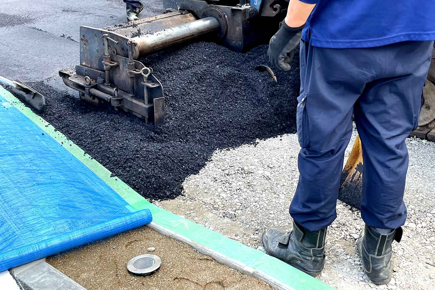 アスファルト敷設のようす