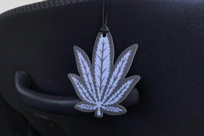 この臭いどうにかならない？　買った中古車に染みついた前オーナーの芳香剤臭は想像以上に厄介だった