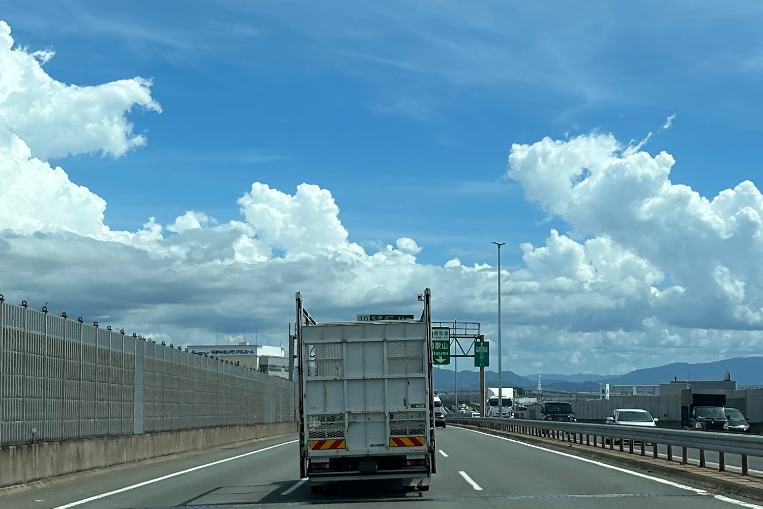 走行車線を走るトラック 〜 画像1