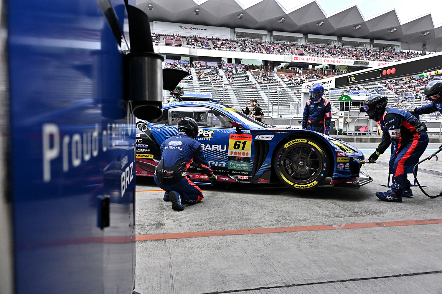 ピットに入るBRZ GT300