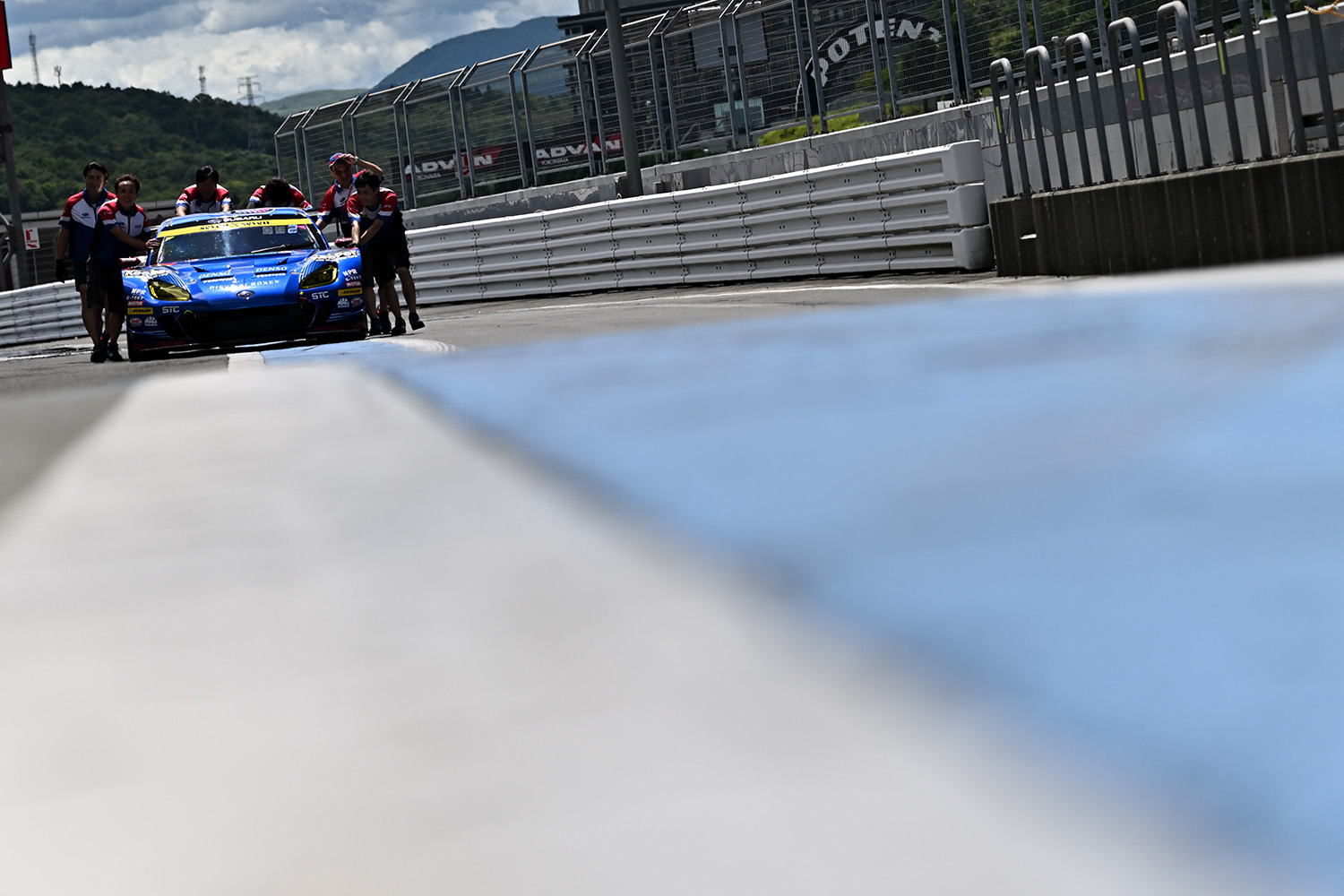 ピットロードに押されて戻ってくるBRZ GT300 〜 画像49