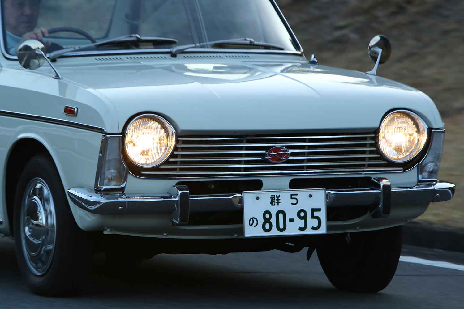 シングルナンバーを装着したクルマ
