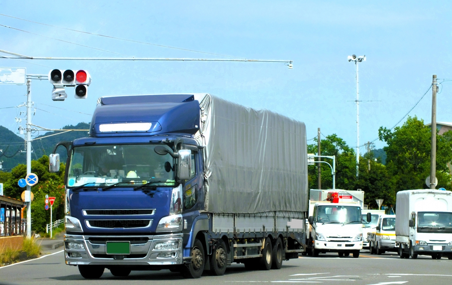 荷物を乗せて公道を走行中のトラック