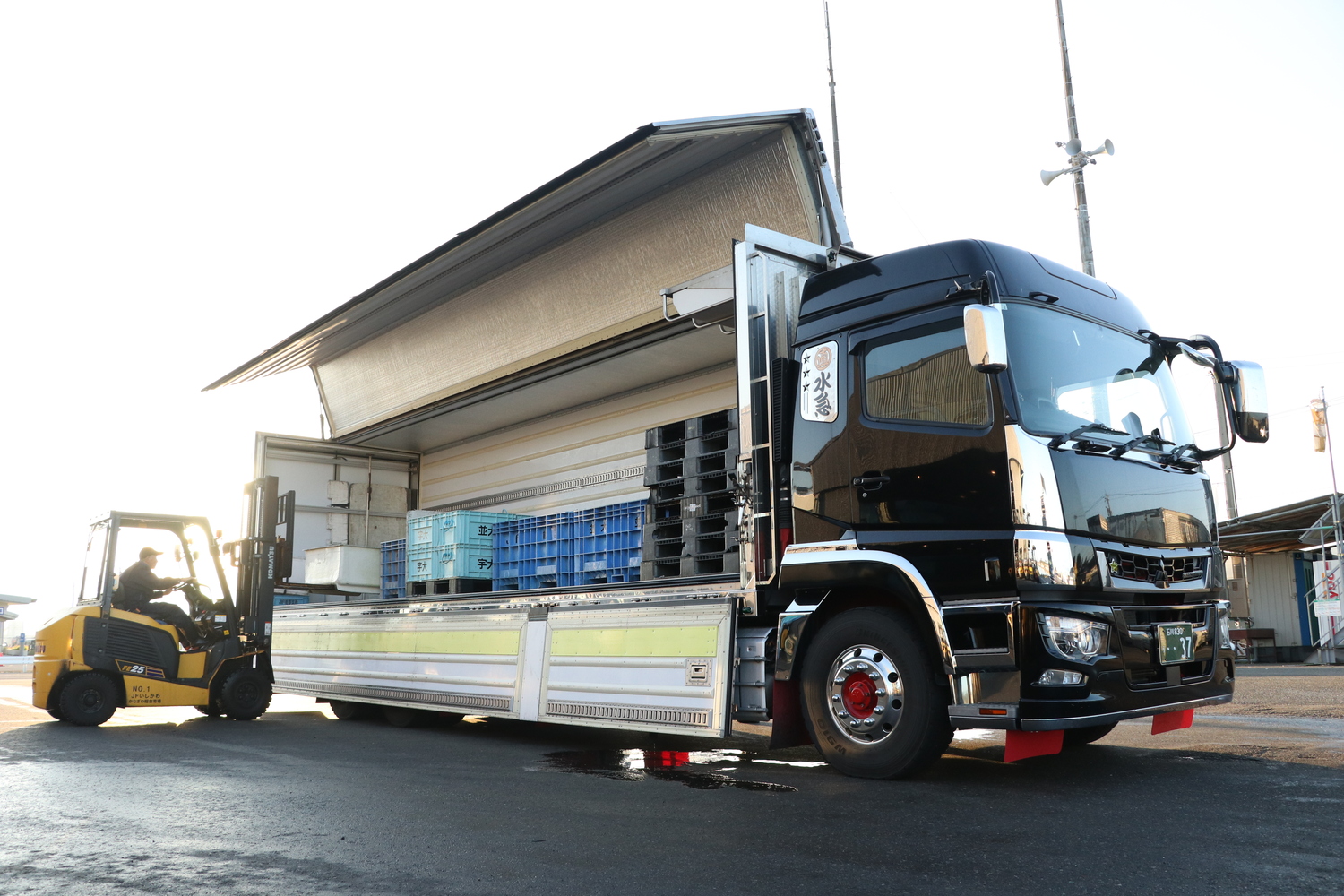 積荷を下ろしているトラック