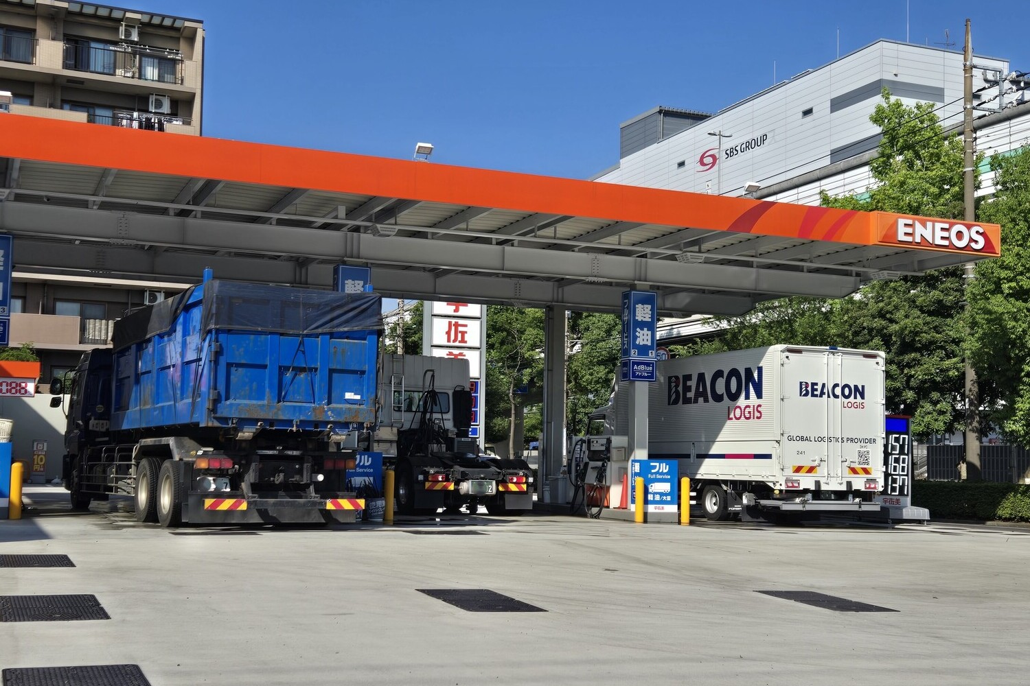 スタンドで並んだダンプトレーラー、トラクター、箱型トラック