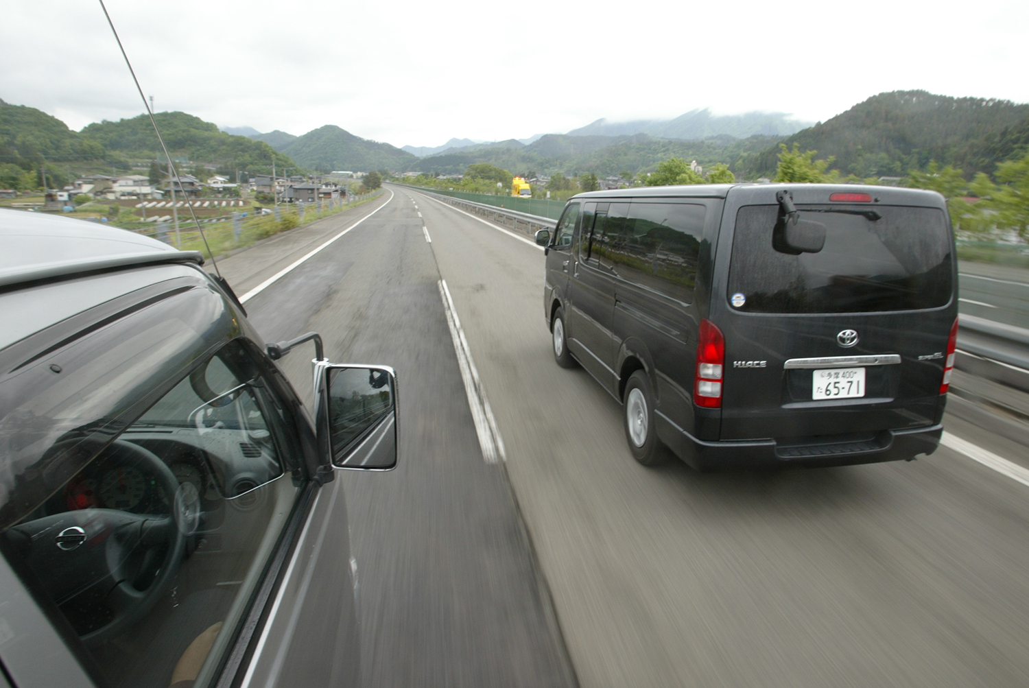 追越車線を走るトヨタ・ハイエース