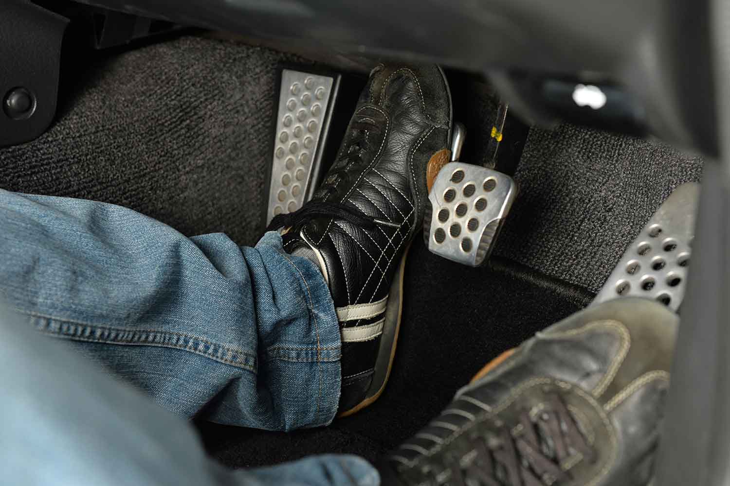 3ペダル車の操作