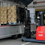 高齢化が進むトラックドライバーにとって荷物の積み降ろしは辛いのよ……そんな悩みに救世主！　コカコーラの工場で自動運転フォークリフトが稼働を開始!!
