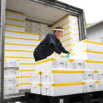 【画像】高齢化が進むトラックドライバーにとって荷物の積み降ろしは辛いのよ……そんな悩みに救世主！　コカコーラの工場で自動運転フォークリフトが稼働を開始!! 〜 画像3