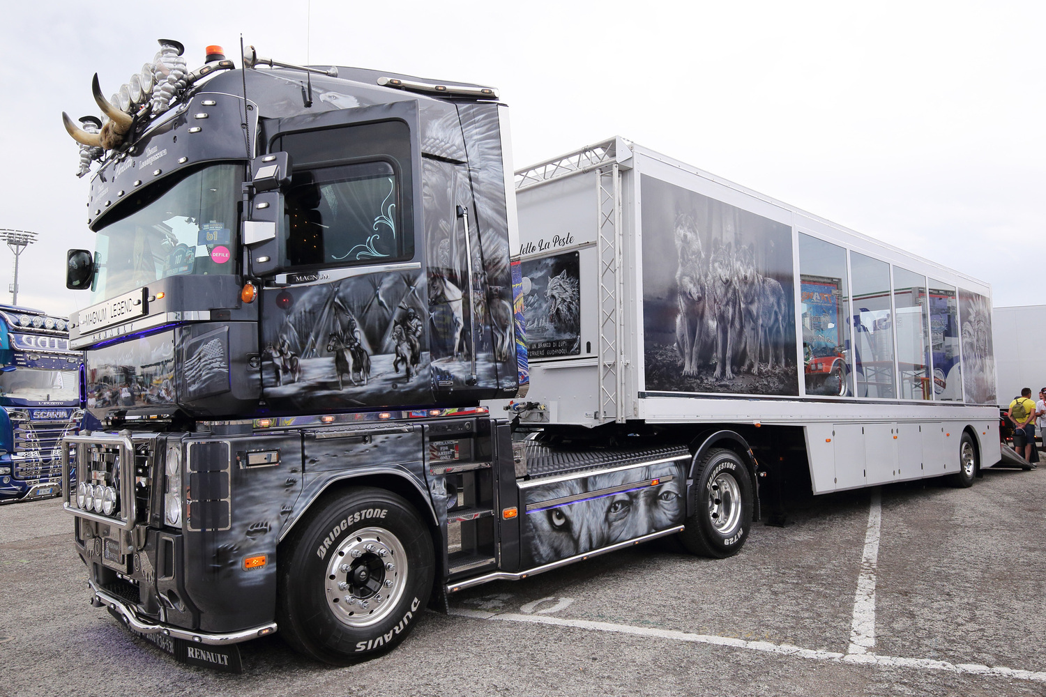 エアブラシで車体をペイントしたユーロ仕様のトラック
