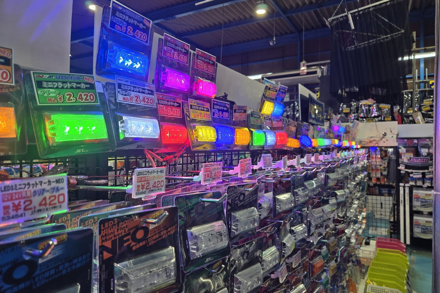 光モノパーツがぎっしり並んだトラック専門ショップの店内が眩しすぎた 〜 画像3